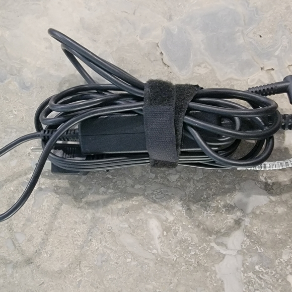 5 computer chargers and a computer bag - Picture 5 of 8